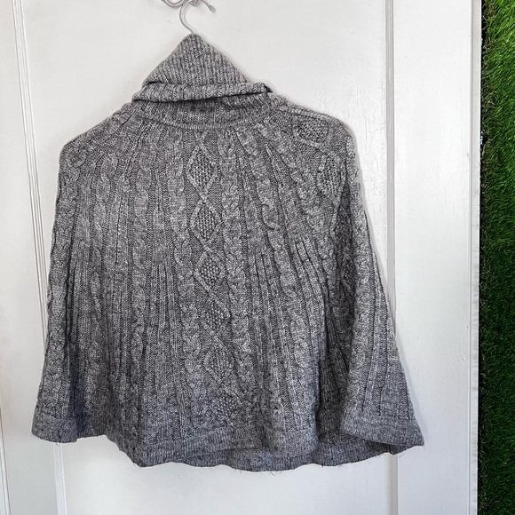 H&M Cable Knit Sweater Cape 🪴 - Picture 4 of 4
